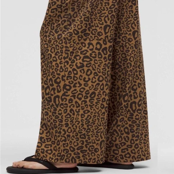 Lululemon NWT Swift Mid Rise Leopard Mini Desert Khaki Wide-Leg Pants SIZE 10 - Picture 5 of 9